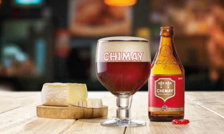 Chimay Rood fles en glas met kaasje Chimay Rood fles en glas met kaasje